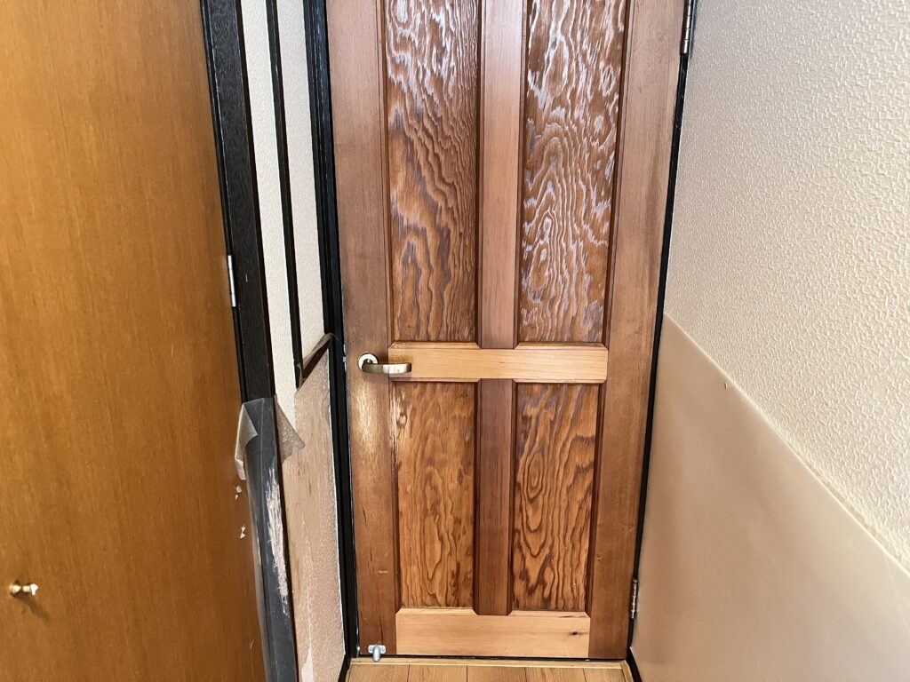 猫をこさせないように扉を閉める